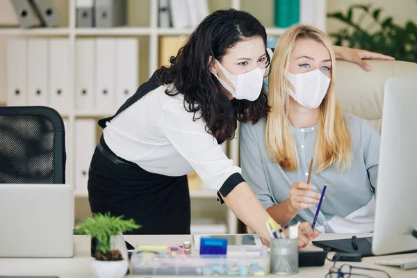 Chefaufseherin Medizinischer Maske Erklärt Praktikantin Oder Neue Mitarbeiterin Online Aufgabe — Stockfoto