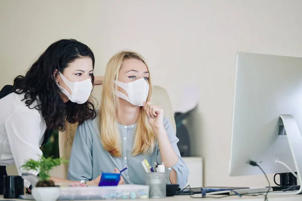 Besorgte Junge Geschäftsfrauen Medizinischen Schutzmasken Lesen Nachrichten Über Coronavirus Ausbruch — Stockfoto