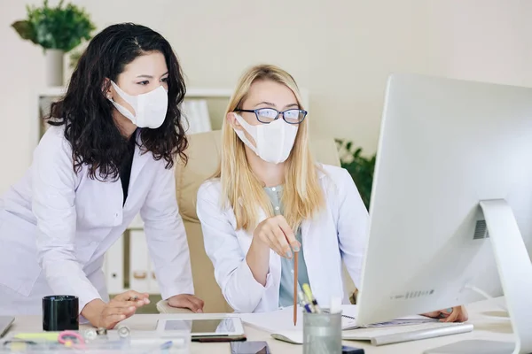 Junge Ernstzunehmende Laborforscher Diskutieren Ergebnisse Medizinischer Tests Computerbildschirm — Stockfoto