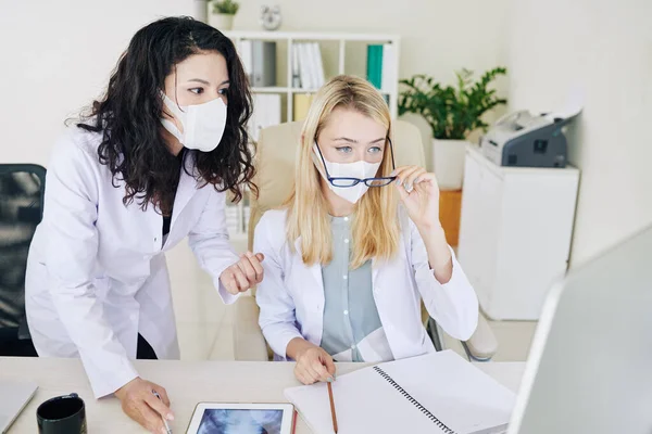 Junge Ärztinnen Laborkitteln Und Medizinischen Masken Analysieren Das Röntgen Der — Stockfoto