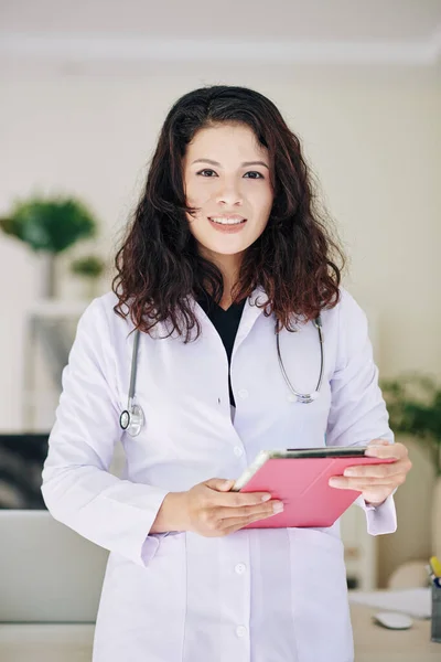 Retrato Jovem Médico Feminino Positivo Com Computador Tablet Nas Mãos — Fotografia de Stock