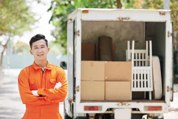 Porträtt Positiv Vietnamesisk Lastare Stående Med Armarna Korsade Framför Lastbilen — Stockfoto