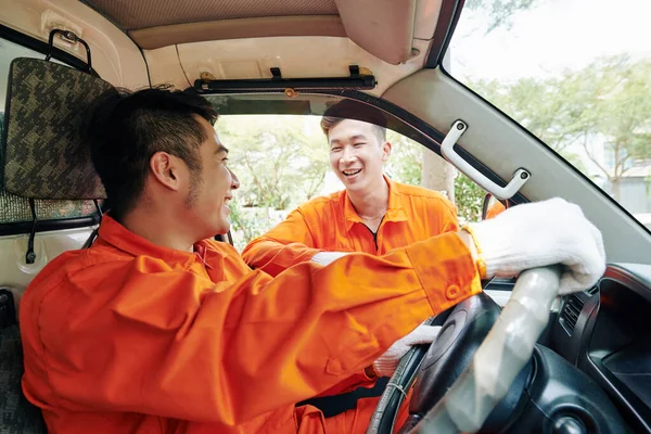 Sorrindo Vietnamitas Motoristas Serviço Entrega Uniforme Ter Conversa Pequena Antes — Fotografia de Stock