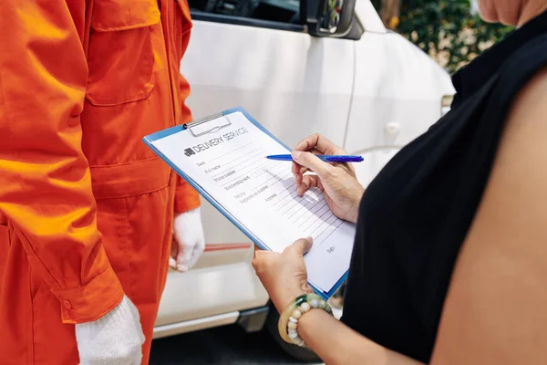 Mulher Preenchendo Documento Serviço Entrega Com Informações Pessoais Detalhes Pedido — Fotografia de Stock