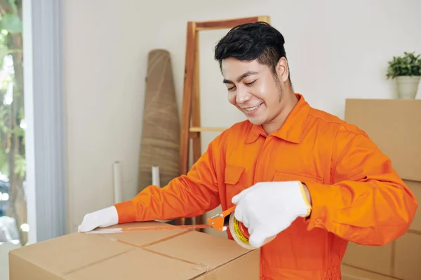 Sorrindo Positivo Vietnamita Trabalhador Serviço Movimento Usando Fita Adesiva Para — Fotografia de Stock