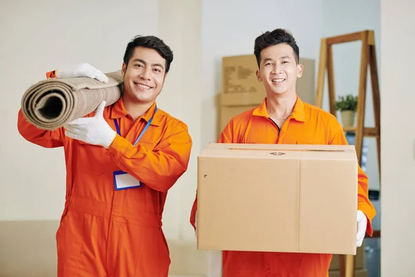 Trabalhadores Serviços Móveis Positivos Transportando Tapete Laminado Caixa Papelão — Fotografia de Stock