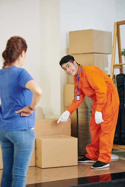 Sorrindo Mover Apontando Para Caixa Papelão Perguntando Proprietário Algo Frágil — Fotografia de Stock