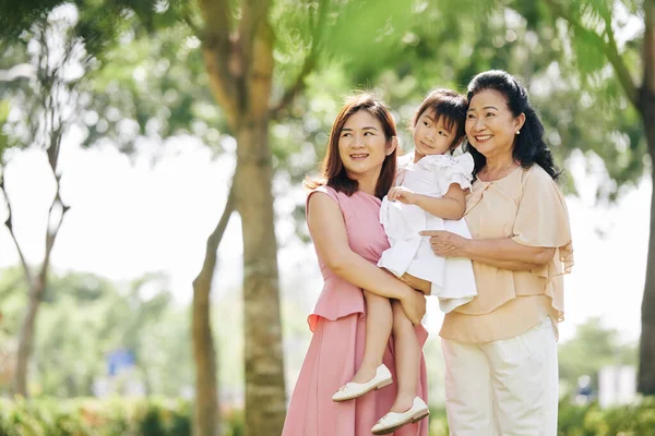 Portrait Trois Générations Femmes Vietnamiennes Passant Temps Dans Parc Ville — Photo