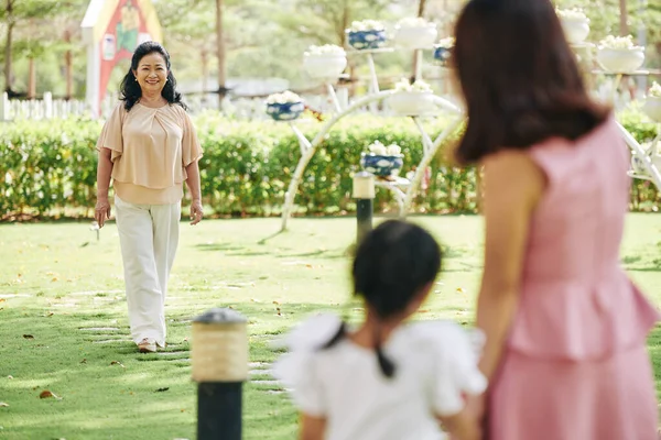 Lächelnd Schöne Ältere Vietnamesin Besucht Ihre Tochter Und Enkelin Hause — Stockfoto