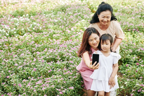 Smiling Pretty Asian Woman Taking Selfie His Senior Mother Little — Stok Foto