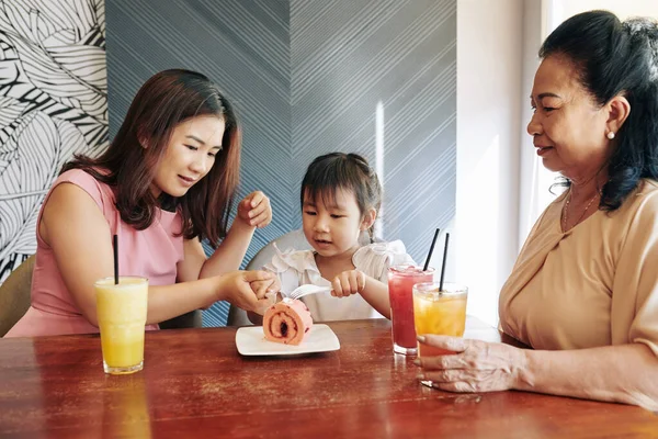 Mujer Vietnamita Joven Ayudando Hijita Cortar Trozo Pastel Bayas Dulces — Foto de Stock