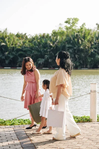 Neşeli Vietnamlı Anne Büyükanne Küçük Kız Alışverişten Sonra Gölet Boyunca — Stok fotoğraf