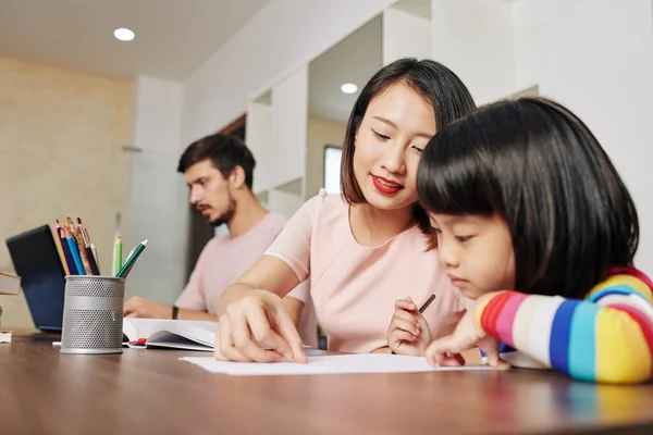 Mother Helping Daughter Drawing Father Working Laptop Home Quarantine Time — Stock Photo, Image