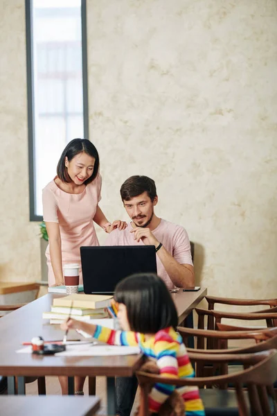 Klein Meisje Schilderen Wanneer Haar Ouders Zoek Naar Laptop Scherm — Stockfoto