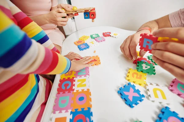 Rodiče Dcera Hrají Dopis Puzzle Při Pobytu Doma Během Karantény — Stock fotografie