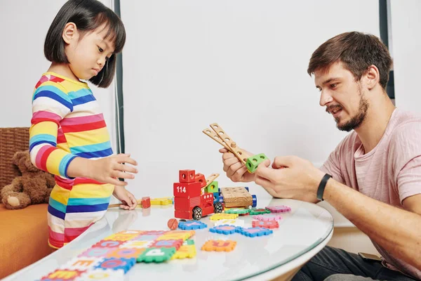 Giovane Padre Aiuta Figlia Fare Macchina Parti Legno Quando Giocano — Foto Stock