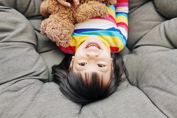 Emocionado Joven Joven Mestiza Feliz Acostado Edredón Con Oso Peluche —  Fotos de Stock