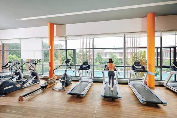 Ajuste Mujer Joven Corriendo Cinta Correr Gimnasio Vacío Vista Desde — Foto de Stock