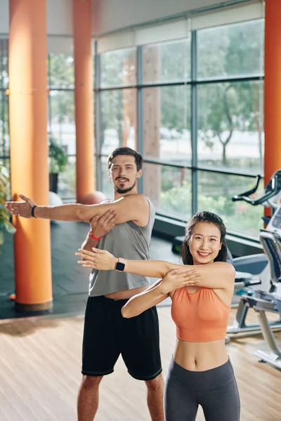 Feliz Jovem Casal Multi Étnico Aquecendo Fazendo Exercício Para Esticar — Fotografia de Stock