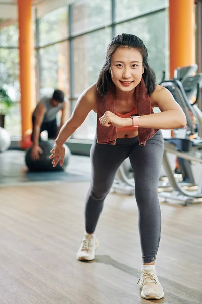 Sorrindo Muito Jovem Asiático Mulher Inclinando Para Frente Perna Movimento — Fotografia de Stock