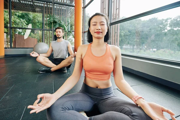 Mnohonárodnostní Lidé Sedící Lotosové Pozici Zavřenýma Očima Užívající Meditace — Stock fotografie