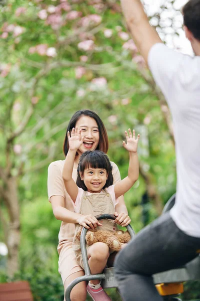 快乐的小女孩和她的妈妈喜欢在公园的操场上玩围棋 — 图库照片