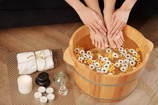 Mujer Poniendo Pies Manos Lavabo Madera Con Agua Infundida Flores —  Fotos de Stock