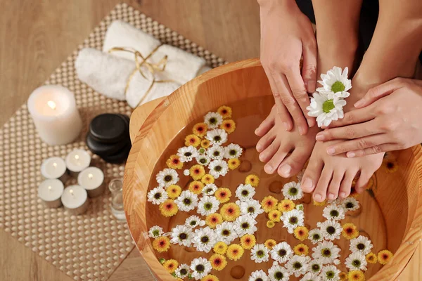 Mulher Colocando Pés Bacia Madeira Com Água Pequenas Flores Para — Fotografia de Stock