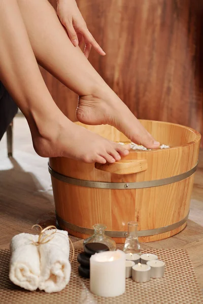 Image Recadrée Femme Mettant Les Pieds Dans Bassin Avec Eau — Photo