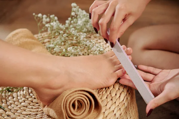 Close Beeld Van Pedicurist Archivering Nagels Van Vrouwelijke Cliënt — Stockfoto