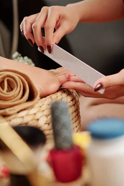 Pédicure Classer Les Ongles Des Orteils Des Clientes Dans Salon — Photo