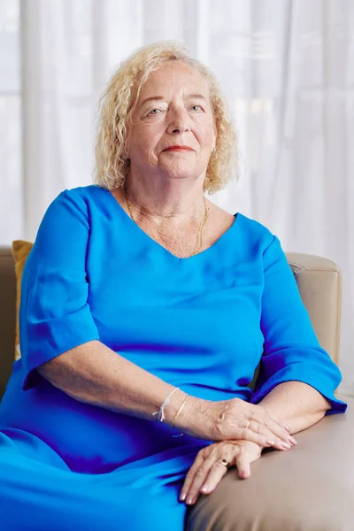 Retrato Mujer Mayor Vestida Azul Sentado Sofá Del Salón —  Fotos de Stock