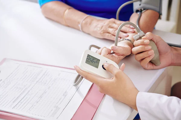 Infirmière Vérifiant Tension Artérielle Patient Âgé Aide Tonomètre Électronique Pendant — Photo