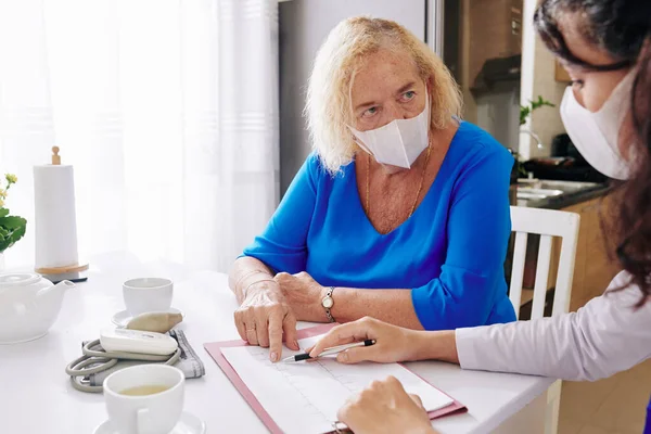 Läkare Medicinsk Mask Besöker Äldre Patient Hemma Och Förklarar Hennes — Stockfoto