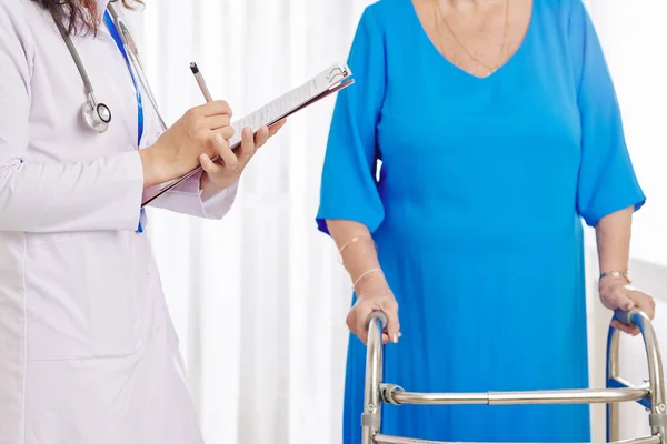 Arts Vullen Van Medisch Document Voor Senior Patiënt Verhuizen Met — Stockfoto