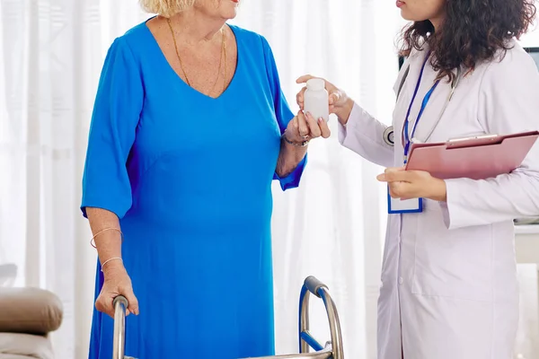 Doktor Schránkou Dávat Tablety Nebo Doplňky Pro Seniora Pacienta — Stock fotografie