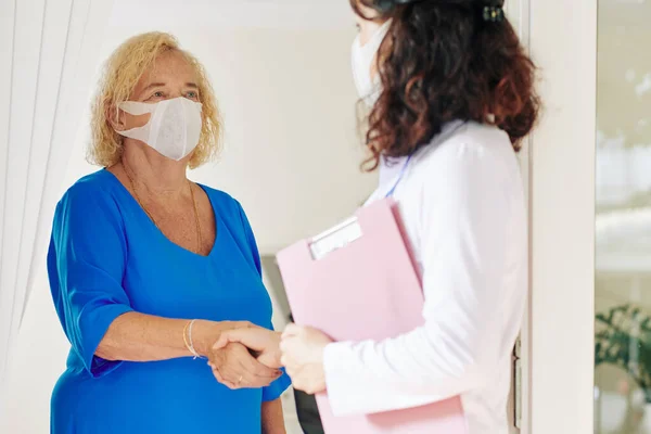 Mujer Mayor Máscara Médica Saludando Médico Que Visita Casa —  Fotos de Stock