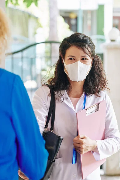 Glada Unga Läkare Labcoat Och Medicinsk Mask Besöker Patienten Hemma — Stockfoto