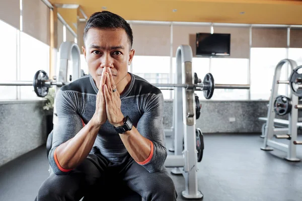 Serieuze Gym Eigenaar Met Pijn Zijn Ogen Bidden Voor Het — Stockfoto