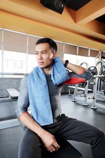 Уставший Азиатский Спортсмен Вытирает Пот Шеи После Тренировки Тренажерном Зале — стоковое фото