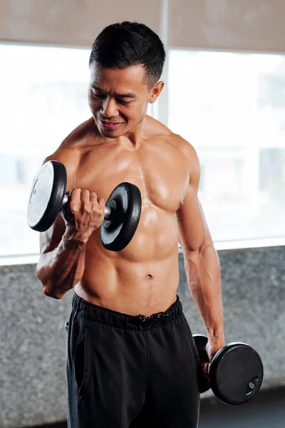 Esportista Vietnamita Forte Levantando Halteres Mostrando Seu Corpo Muscular — Fotografia de Stock