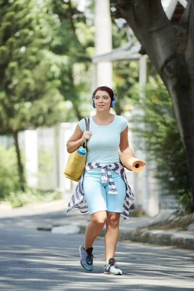 Positiv Söt Ung Kvinna Med Träningsmatta Skyndar Till Yogaklassen Morgonen — Stockfoto