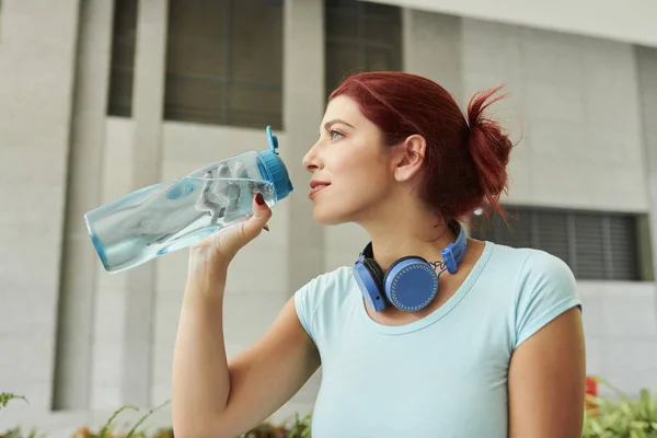 Wanita Muda Cantik Dengan Headphone Lehernya Minum Air Tawar Setelah — Stok Foto