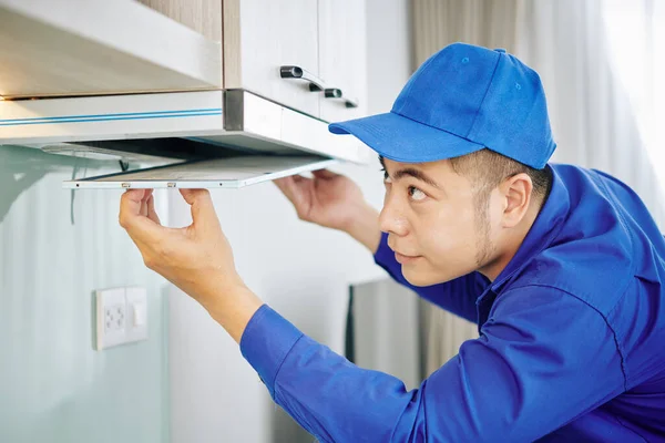 Handyman Uniforme Azul Instalando Reparando Capuz Fogão Cozinha Cliente — Fotografia de Stock