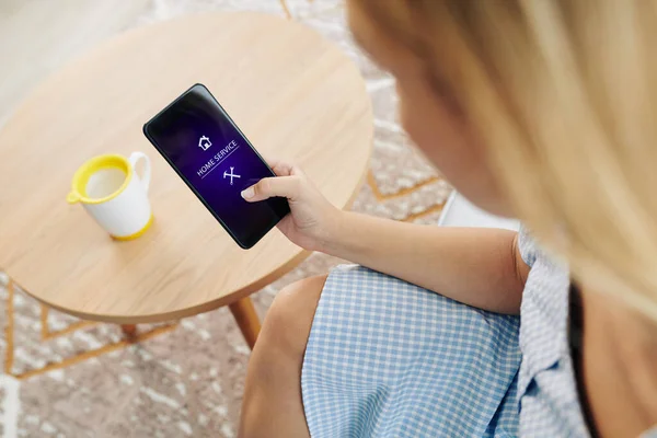 Mujer Joven Que Utiliza Aplicación Servicio Doméstico Teléfonos Inteligentes Para — Foto de Stock