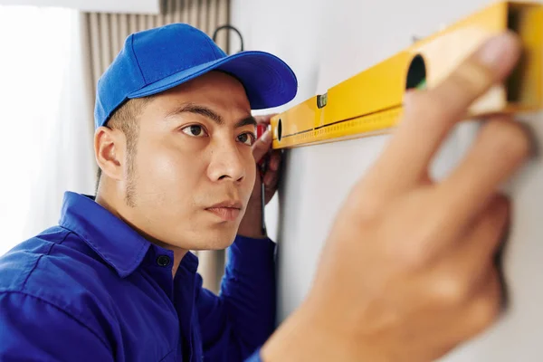 Joven Serio Reparador Asiático Que Mide Muro Con Nivel Espíritu — Foto de Stock