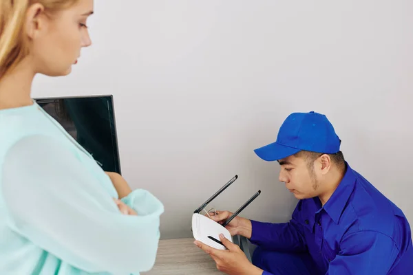 Service Worker Installing Dual Band Router Apartment Young Woman — Stock Photo, Image