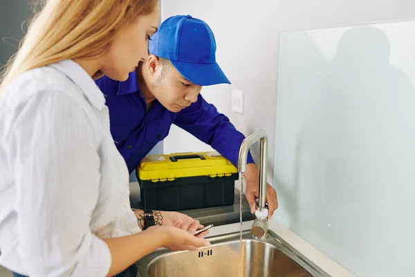 Žena Zákazník Ukazuje Opravář Její Rozbité Vodovodní Kohoutek Kuchyňském Dřezu — Stock fotografie