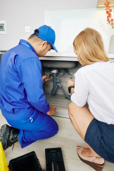 Young Woman Showing Repairman Leaky Drain Kitchen Sink — Stock Photo, Image