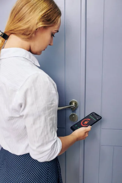 Frau Löst Beim Verlassen Der Wohnung Smartphone App Alarm Aus — Stockfoto